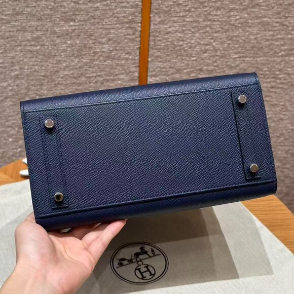 Classic Hermes Bag: A Stylish and Versatile Choice for Elegance - Picture 6 of 6